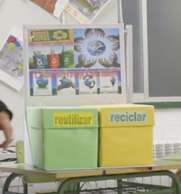 Depósitos papel reciclado y reutilizado para las aulas